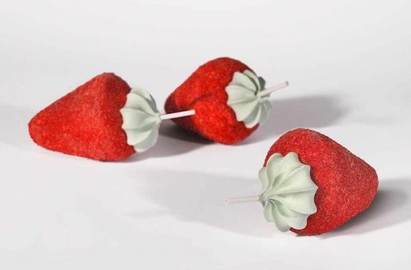 Weiche Riesen-Schaumzucker-Erdbeeren mit Blatt