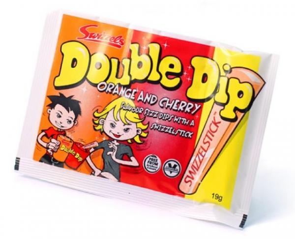 Double Dip von Swizzels — das Schleckpulver mit Orange- und Kirschgeschmack und dem Swizzlestick Lutschstäbchen.